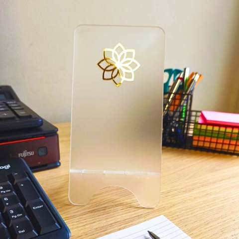 Stojak podstawka na telefon plexi z logiem firmy Stojak podstawka na telefon plexi z logiem firmy